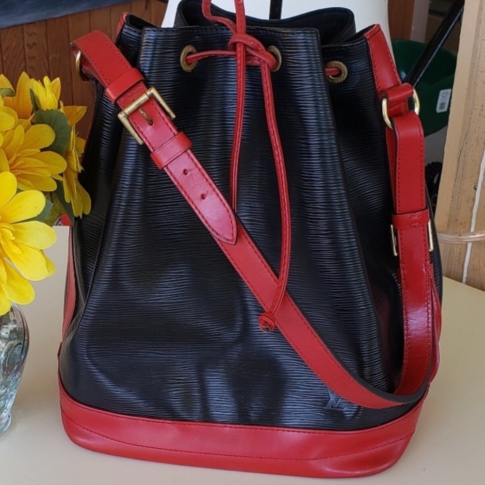Authentic LV Epi Noe GM shoulder bag